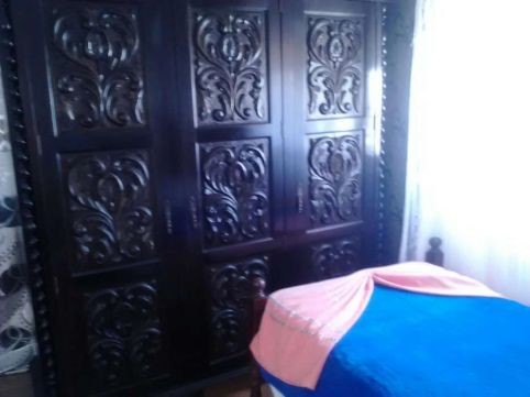 Quarto em apartamento amplo com quatro quartos