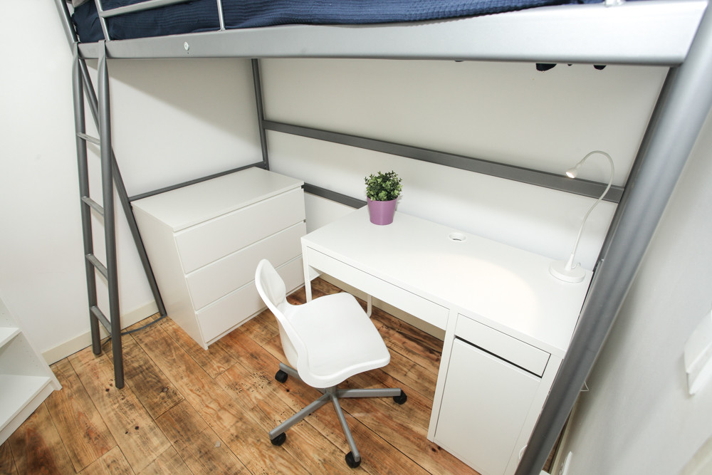 Room for rent in 10-bedroom apartment in Lisbon with internet and with cleaning service