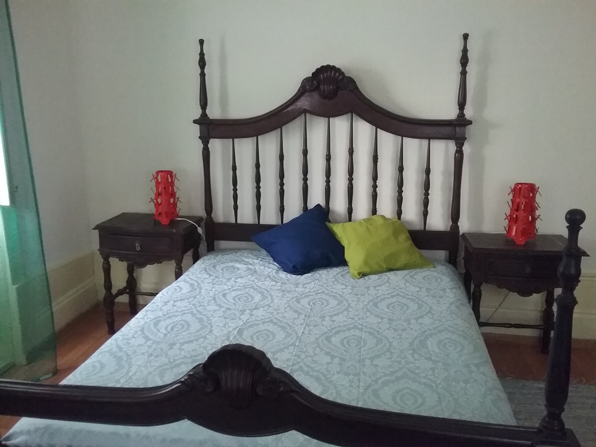Room for rent in 2-bedroom apartment in Porto with internet and with cleaning service