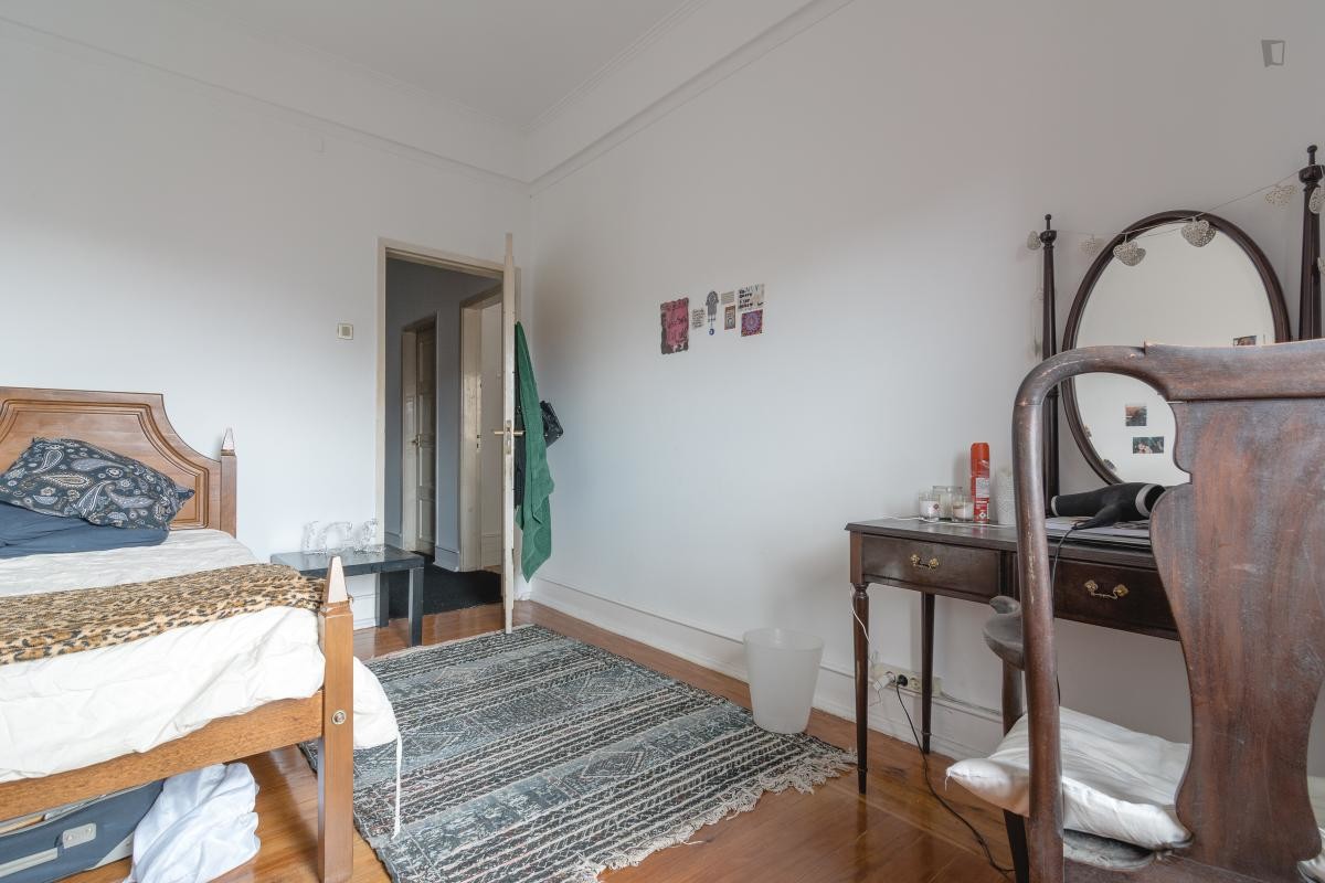 Room for rent in 4-bedroom apartment in Lisbon