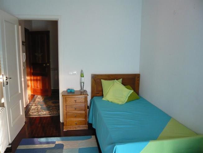 Quarto com varanda menina em apartamento T4