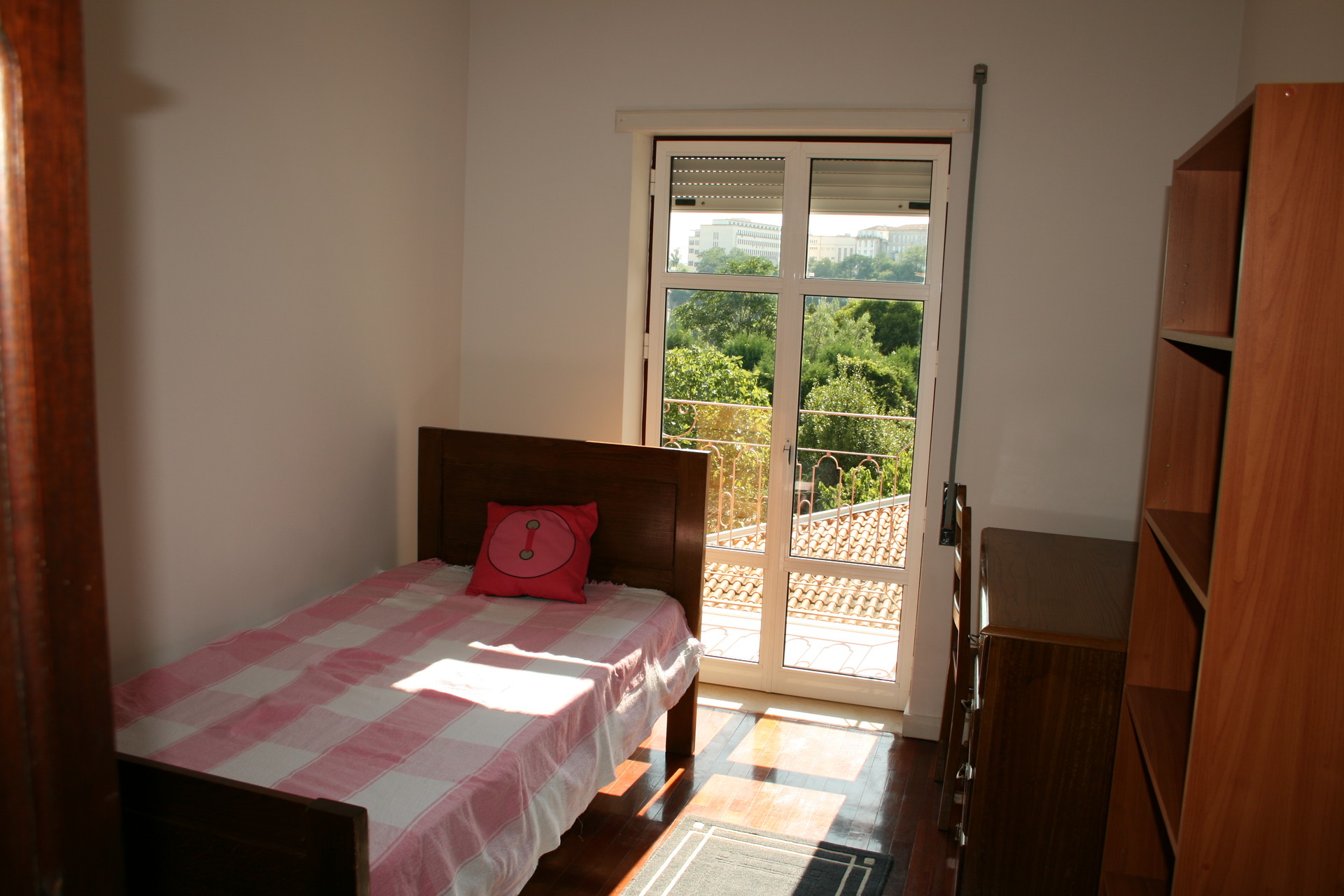 Quarto com varanda menina em apartamento T4