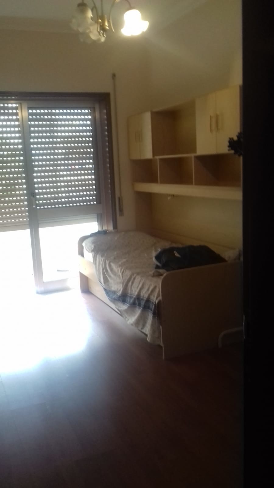Quarto mobilado com varanda