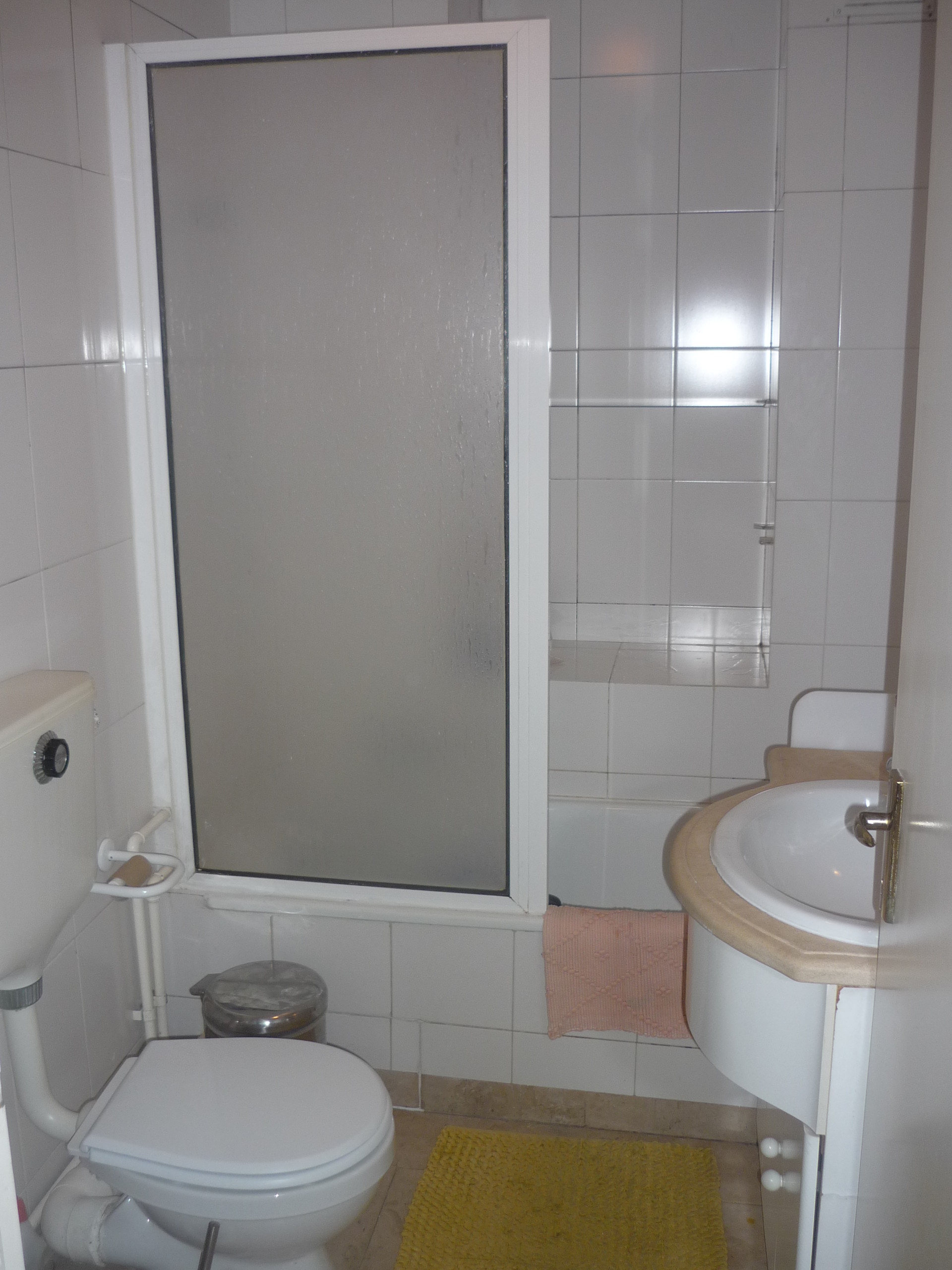 Quarto com muita luz a 50m do metro de Alfornelos e 500 da Univ Europeia