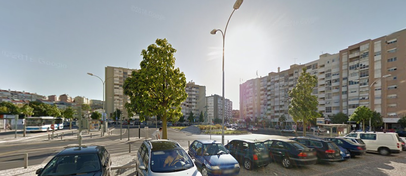 Quarto com muita luz a 50m do metro de Alfornelos e 500 da Univ Europeia