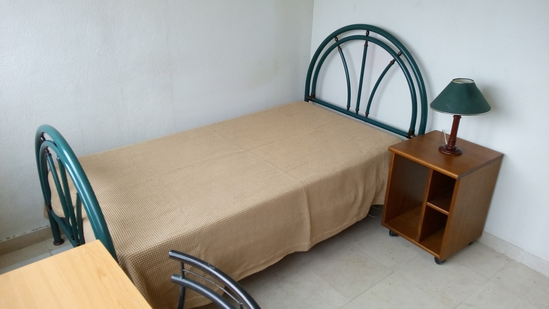 Quarto com muita luz a 50m do metro de Alfornelos e 500 da Univ Europeia