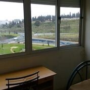 Quarto com muita luz a 50m do metro de Alfornelos e 500 da Univ Europeia