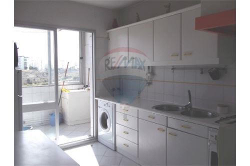 Quarto com muita luz a 50m do metro de Alfornelos e 500 da Univ Europeia