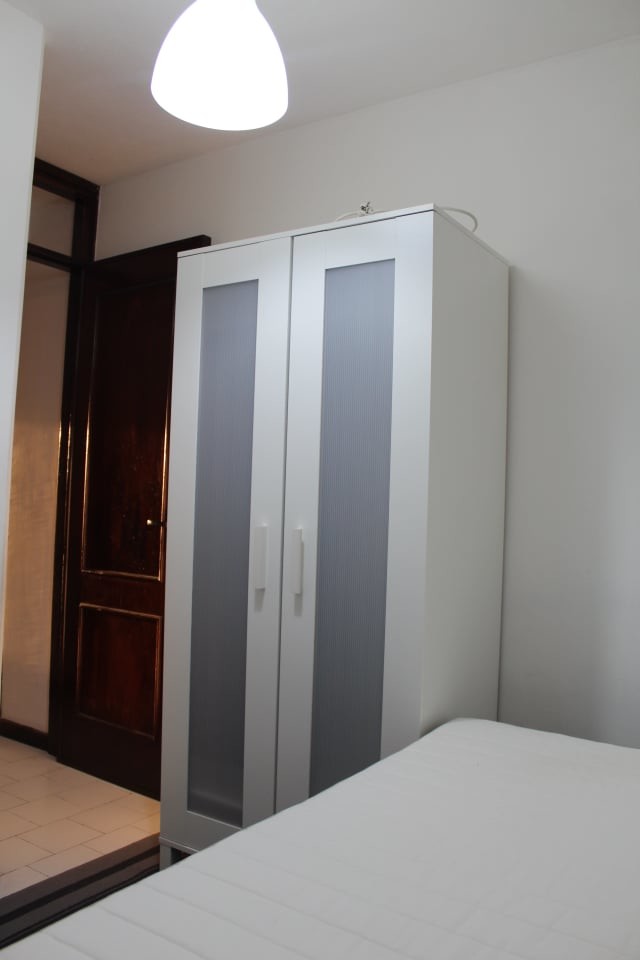 Room for rent in 3-bedroom apartment in Porto girls only and with internet