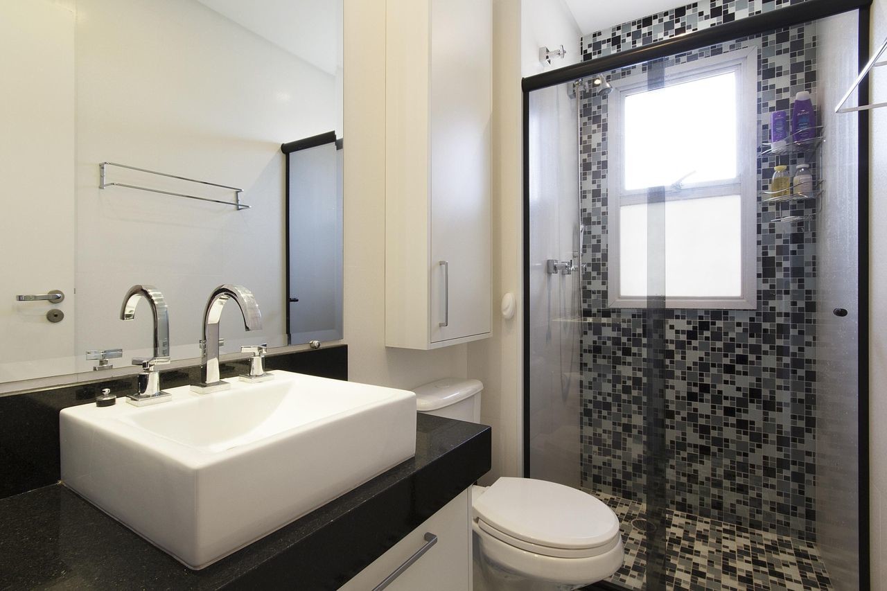 Room for rent in 5-bedroom apartment in Porto with internet and with elevator