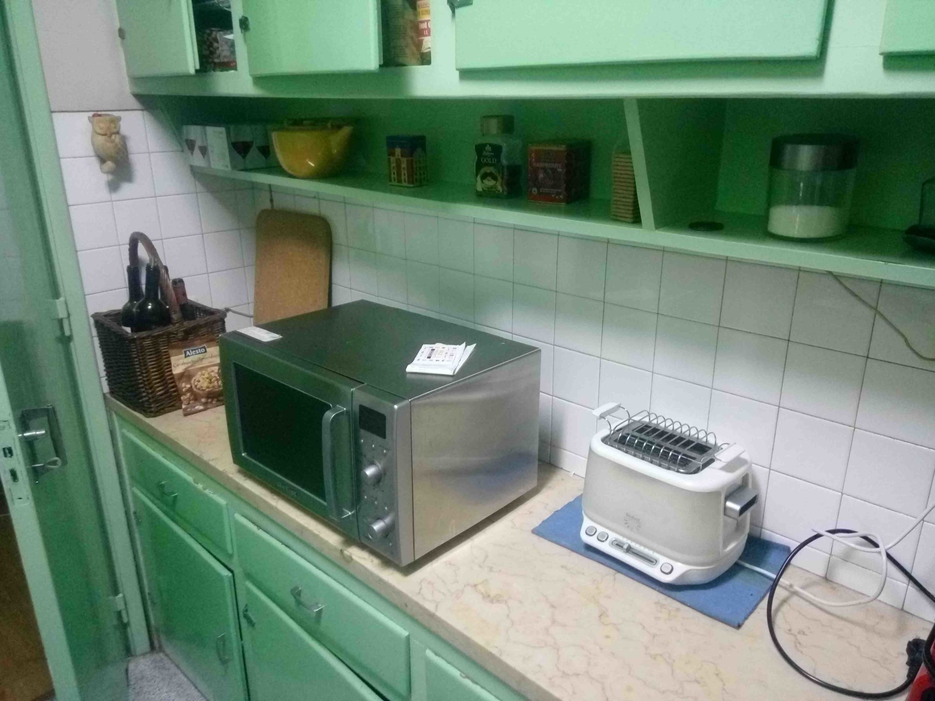 Room for rent in 2-bedroom apartment in Lisbon