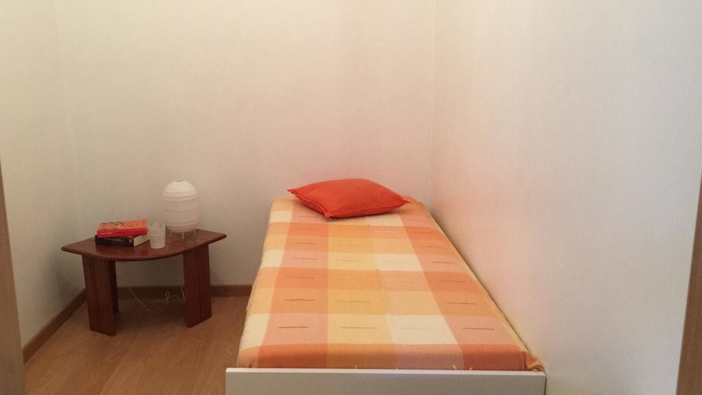 Room for rent in 3-bedroom apartment in Lisbon with storage area