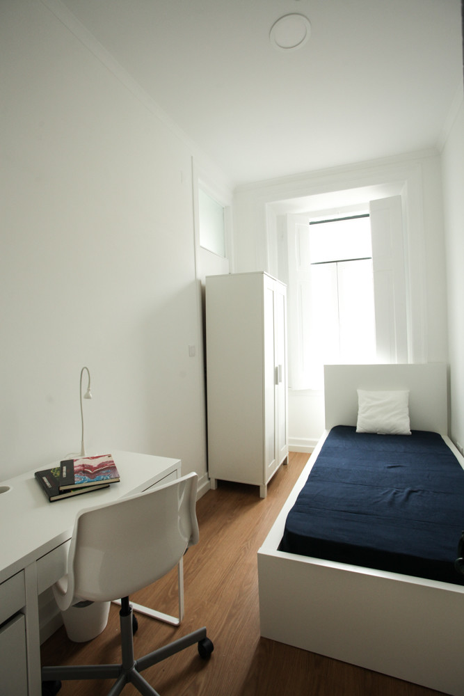 Room for rent in 10-bedroom apartment in Lisbon with internet and with cleaning service