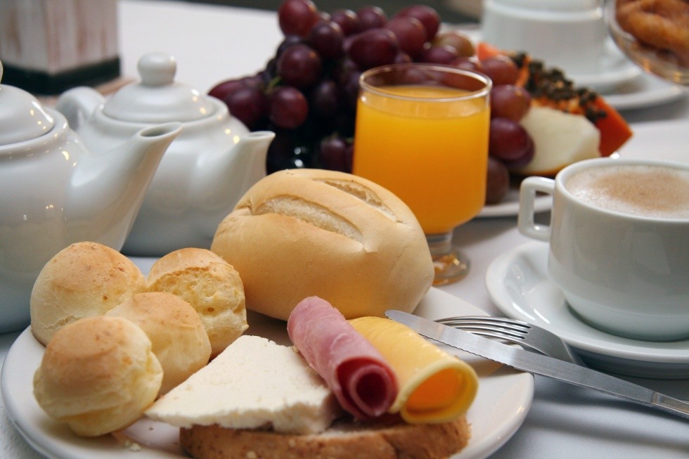 Room for rent in 5-bedroom apartment in Porto with internet and with elevator