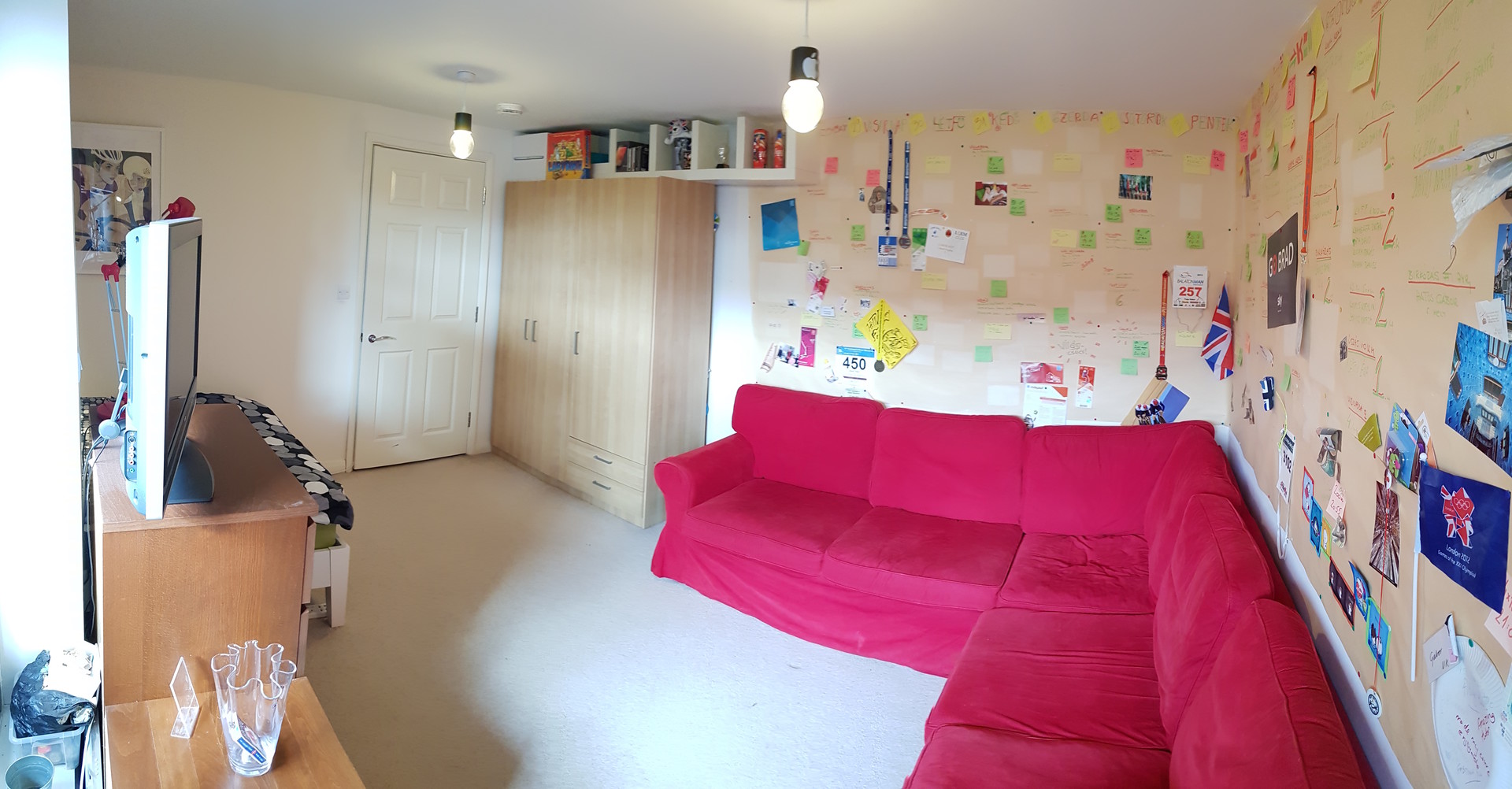 Quiet and large sunny room in London with good public transport Room