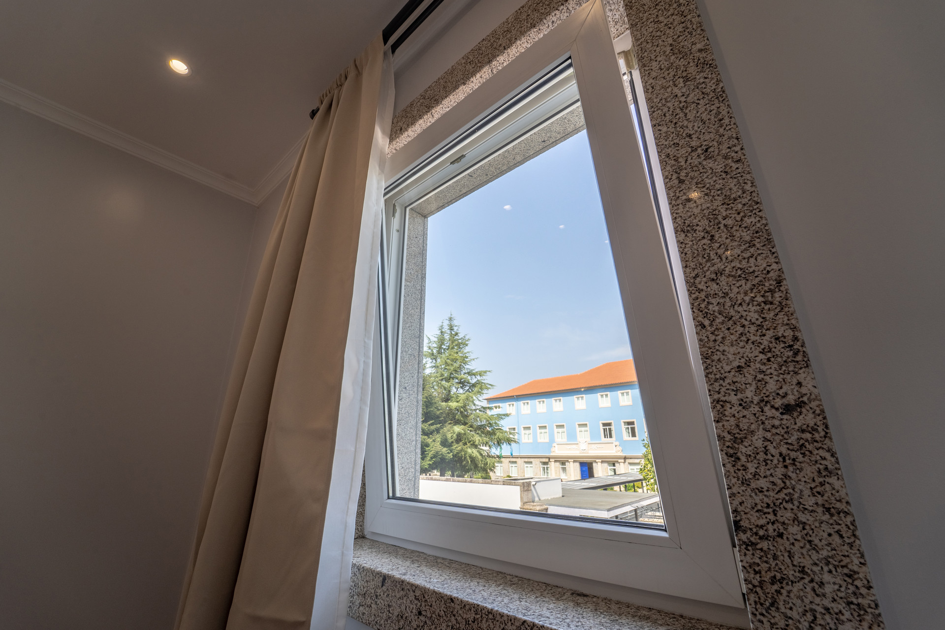 Ready to live bedroom with utilities included