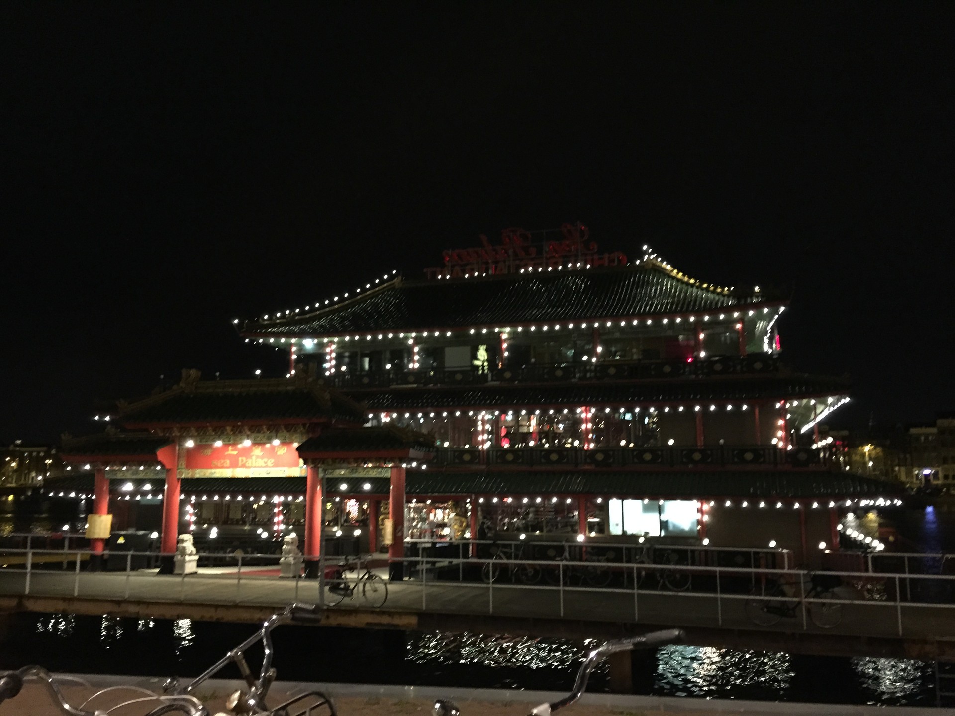 Restaurante en medio del canal