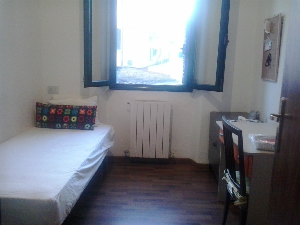 room available from 20th JUNE to SEPTEMBER Room for rent Florence