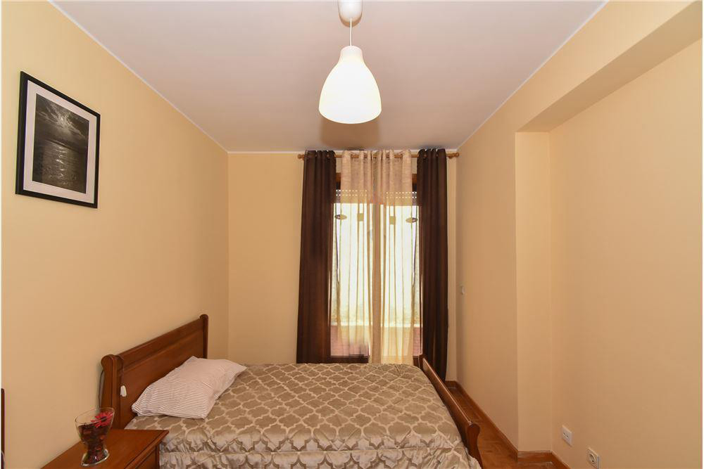 Room with two single beds in front El Corte Ingles