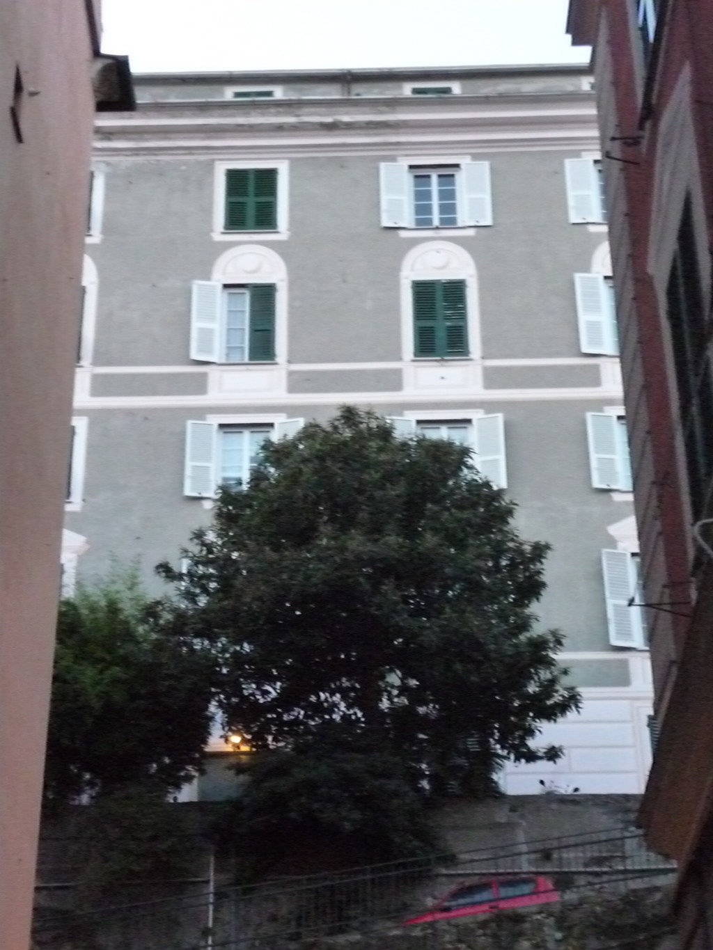 Rooms for rent in the city centre of Genoa Via Assarotti Room for