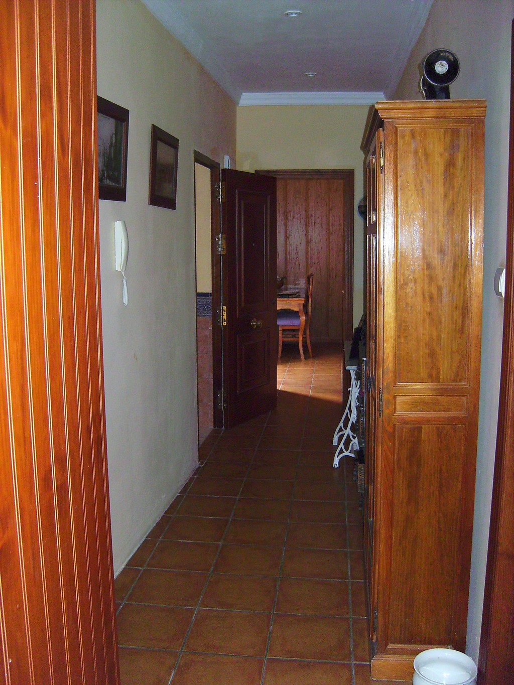 Rooms for rent in spacious 3 story house near University and Caleta