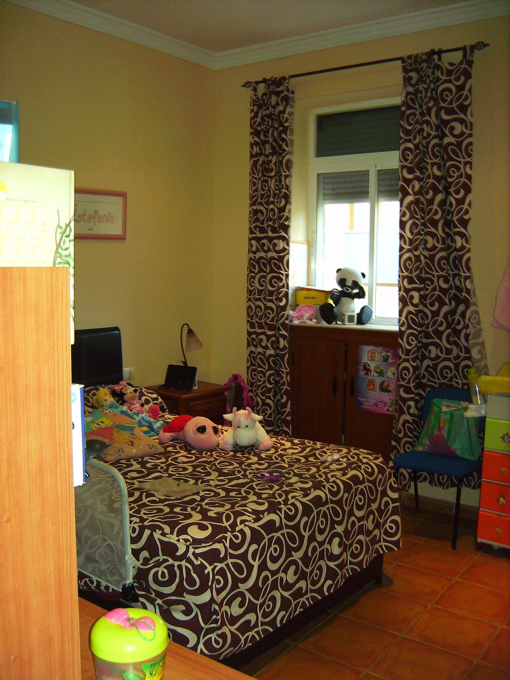 Rooms for rent in spacious 3 story house near University and Caleta