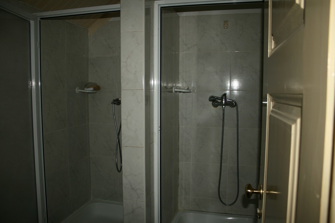 Quarto com cama de casal, em casa com terraço