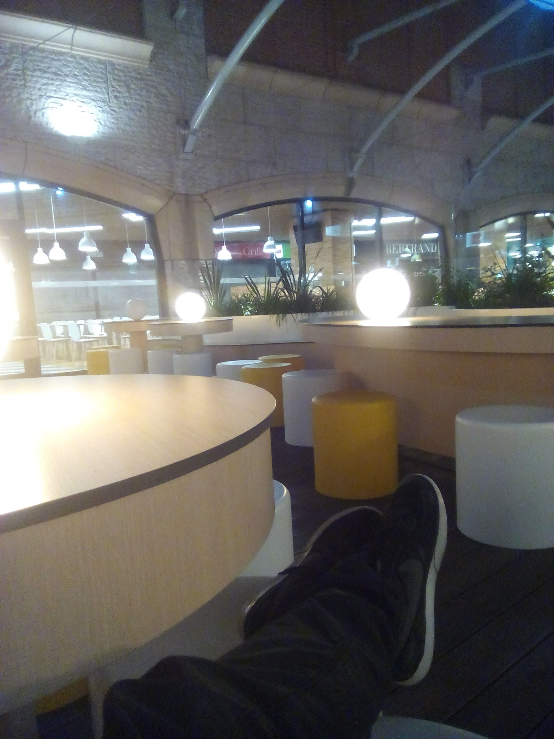 seul dans la nuit au forum d'aveiro