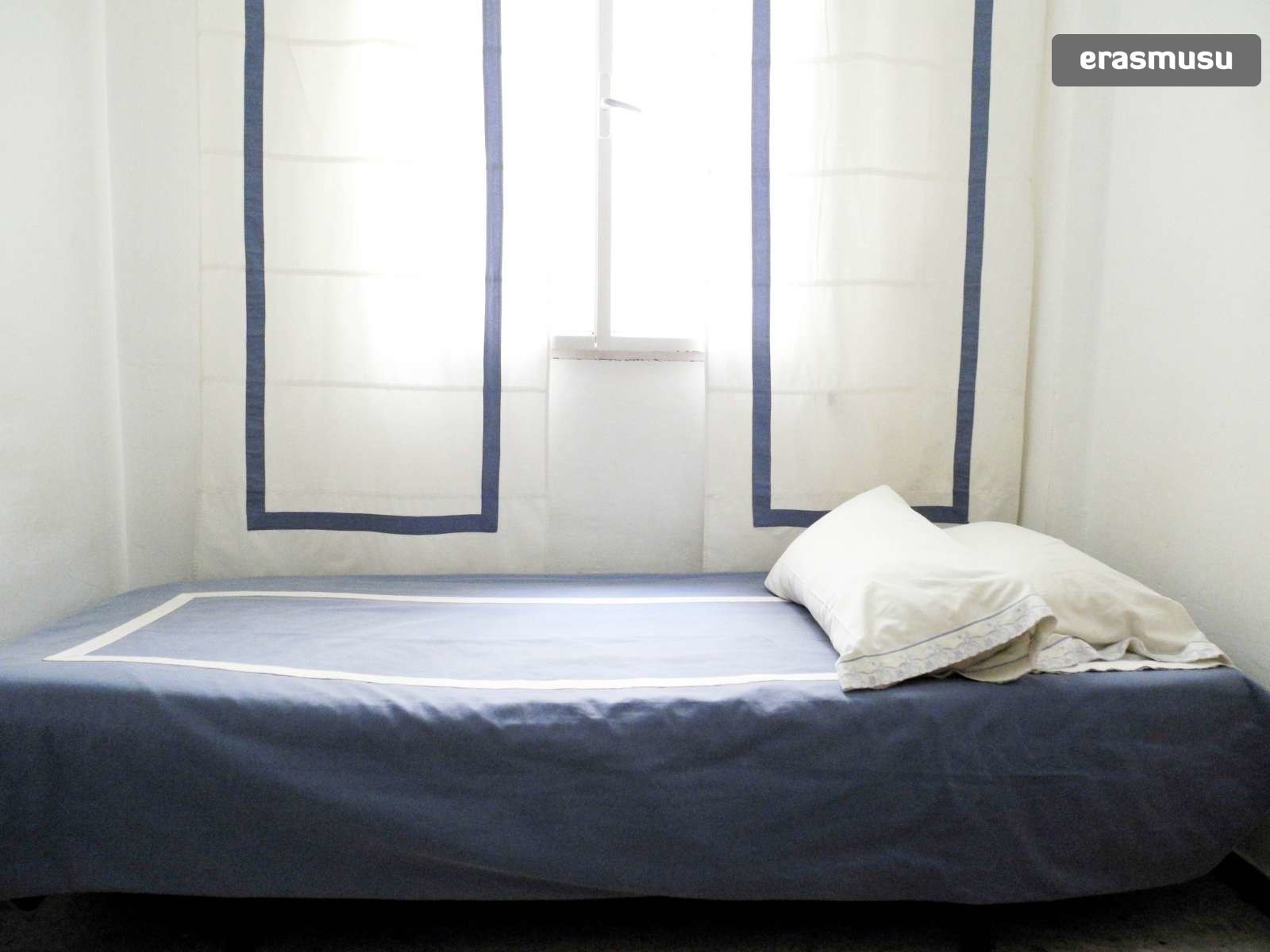 Single Bed in Room to rent in 3bedroom apartment with balcony in the