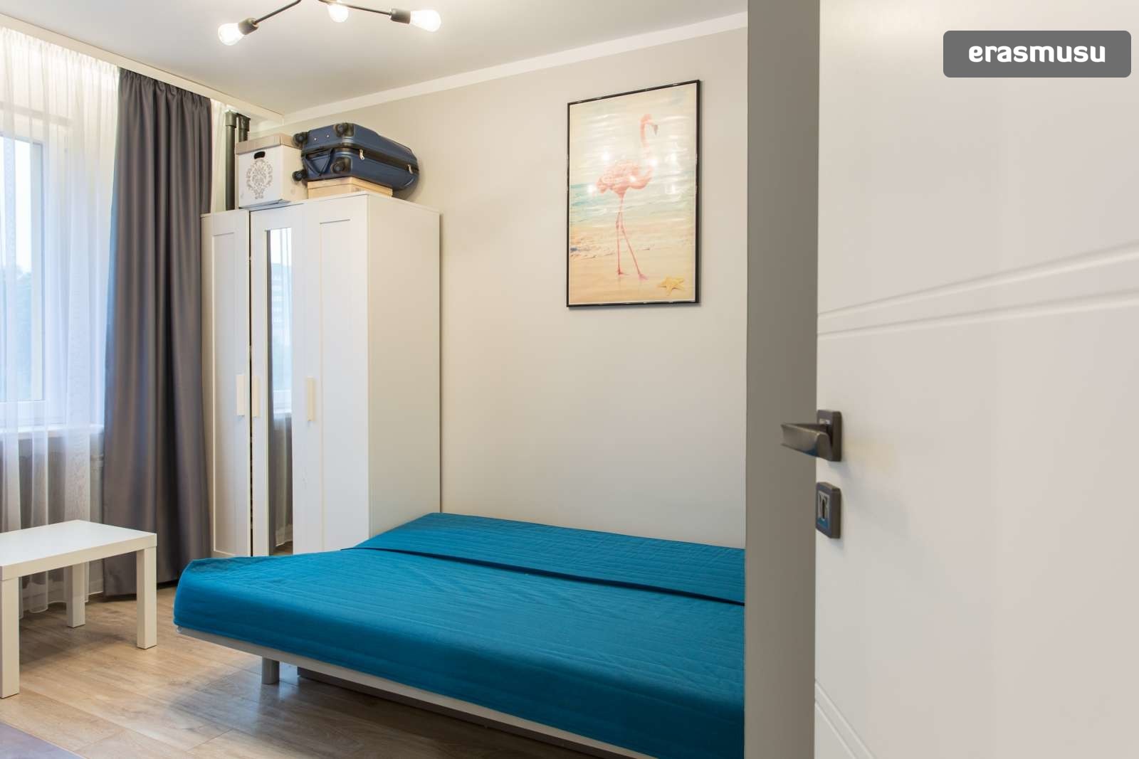 Сена из комнаты напротив. Room for rent игра. Rent a room. Apartment for rent yakima. Room 4 rent.