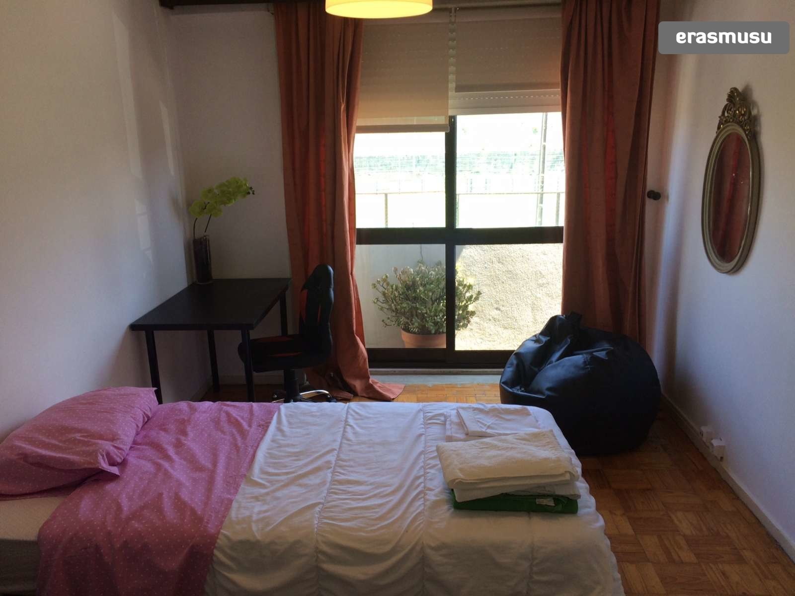 Single Bed in Rooms for rent in 4-bedroom apartment in Paranhos