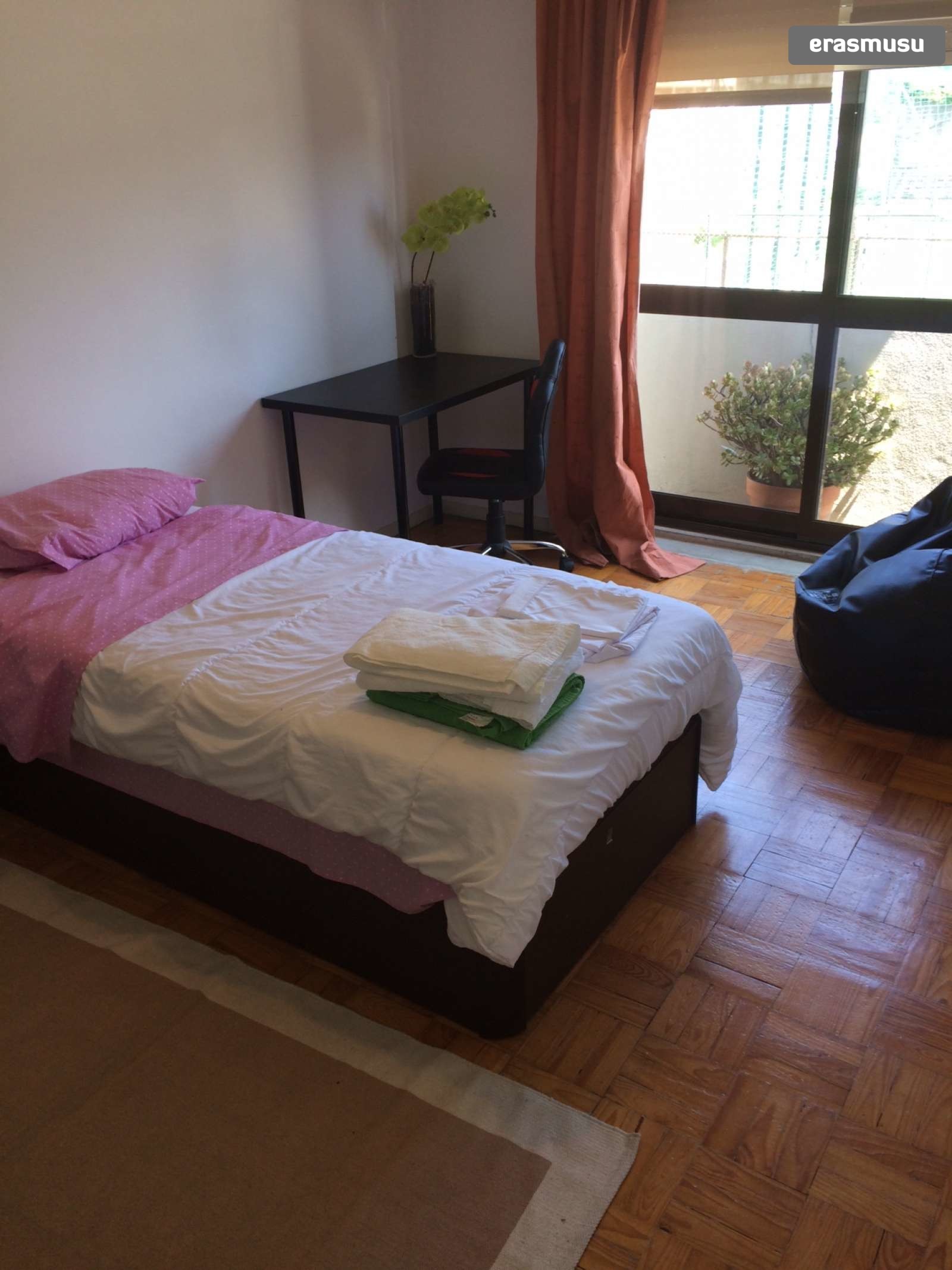 Single Bed in Rooms for rent in 4-bedroom apartment in Paranhos