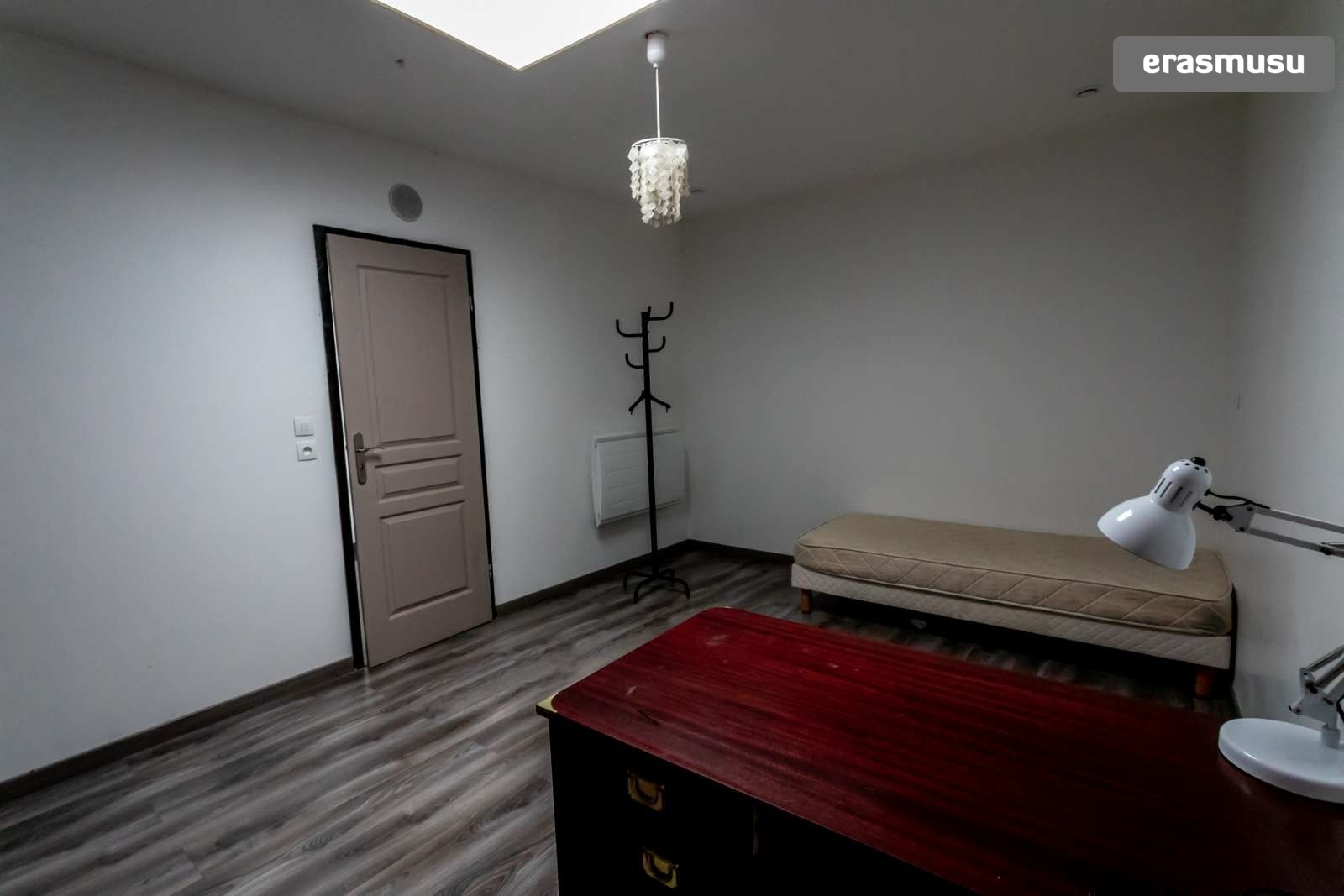 Single Bed In Rooms For Rent In Huge 6 Bedroom House In Loos