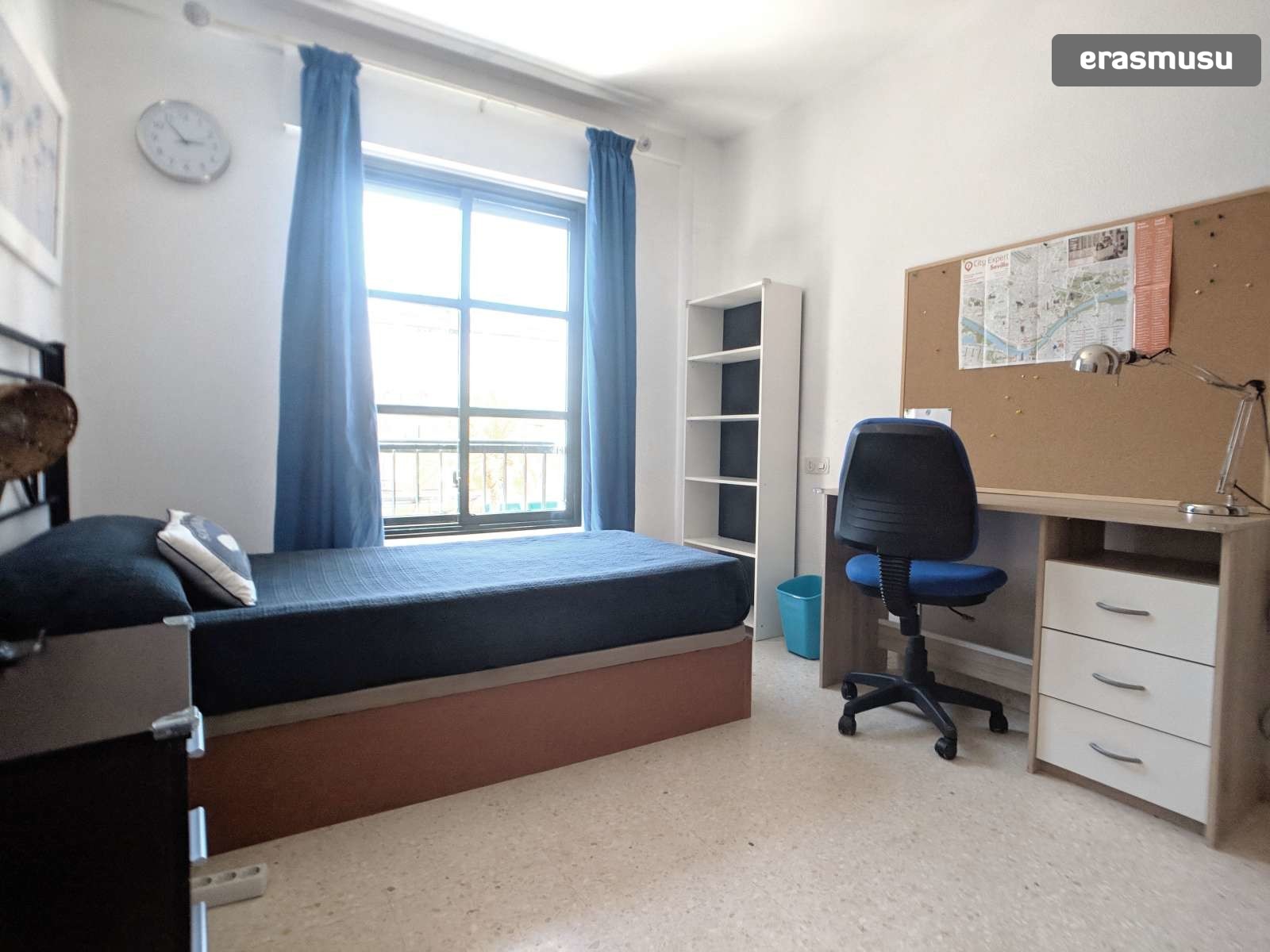 Single Bed in Rooms to rent in lovely 4bedroom apartment in Triana