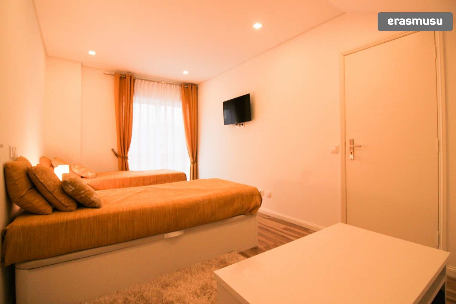 Single Bed in Rooms for rent in modern 4-bed apartment in Santa Marinha