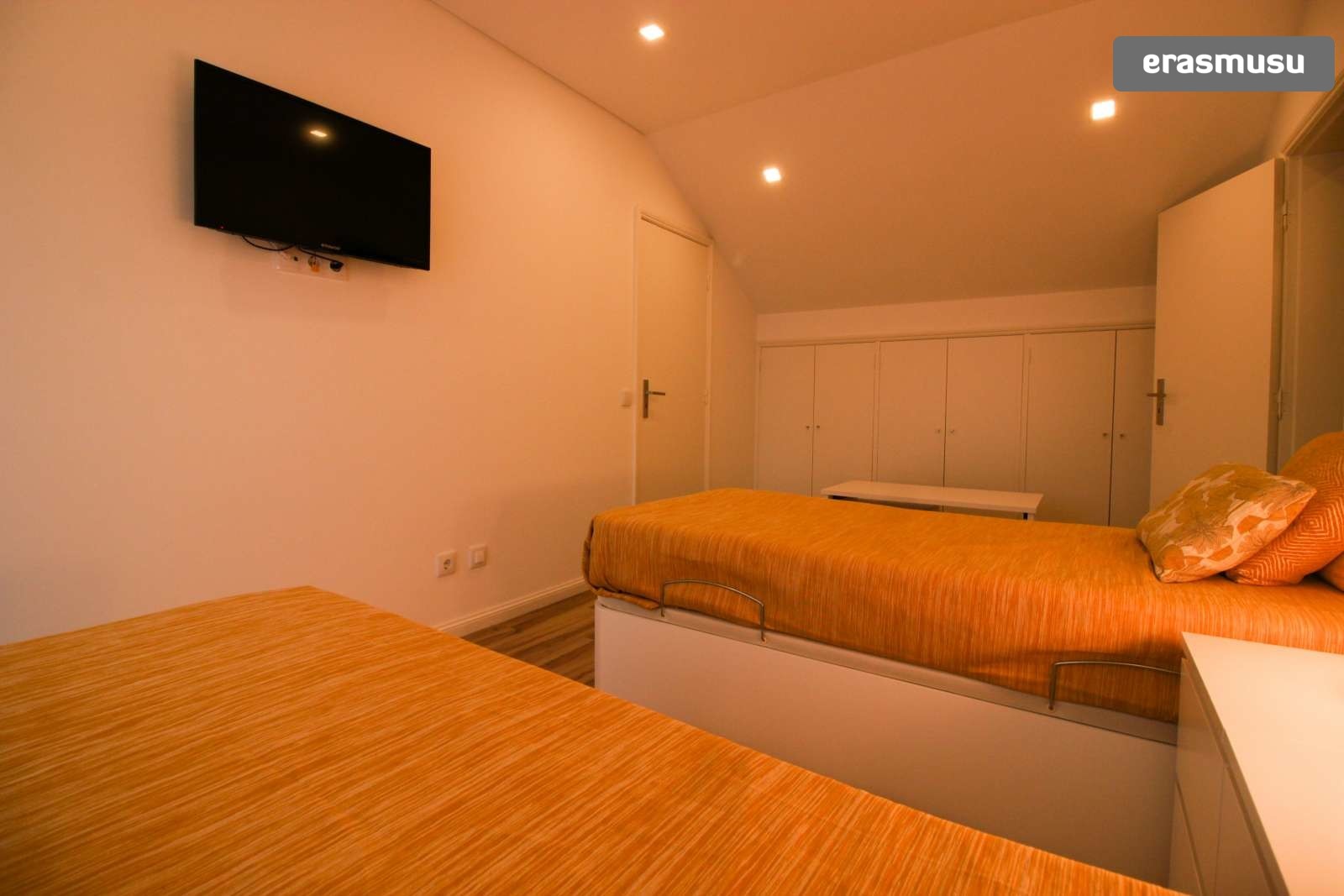 Single Bed in Rooms for rent in modern 4-bed apartment in Santa Marinha