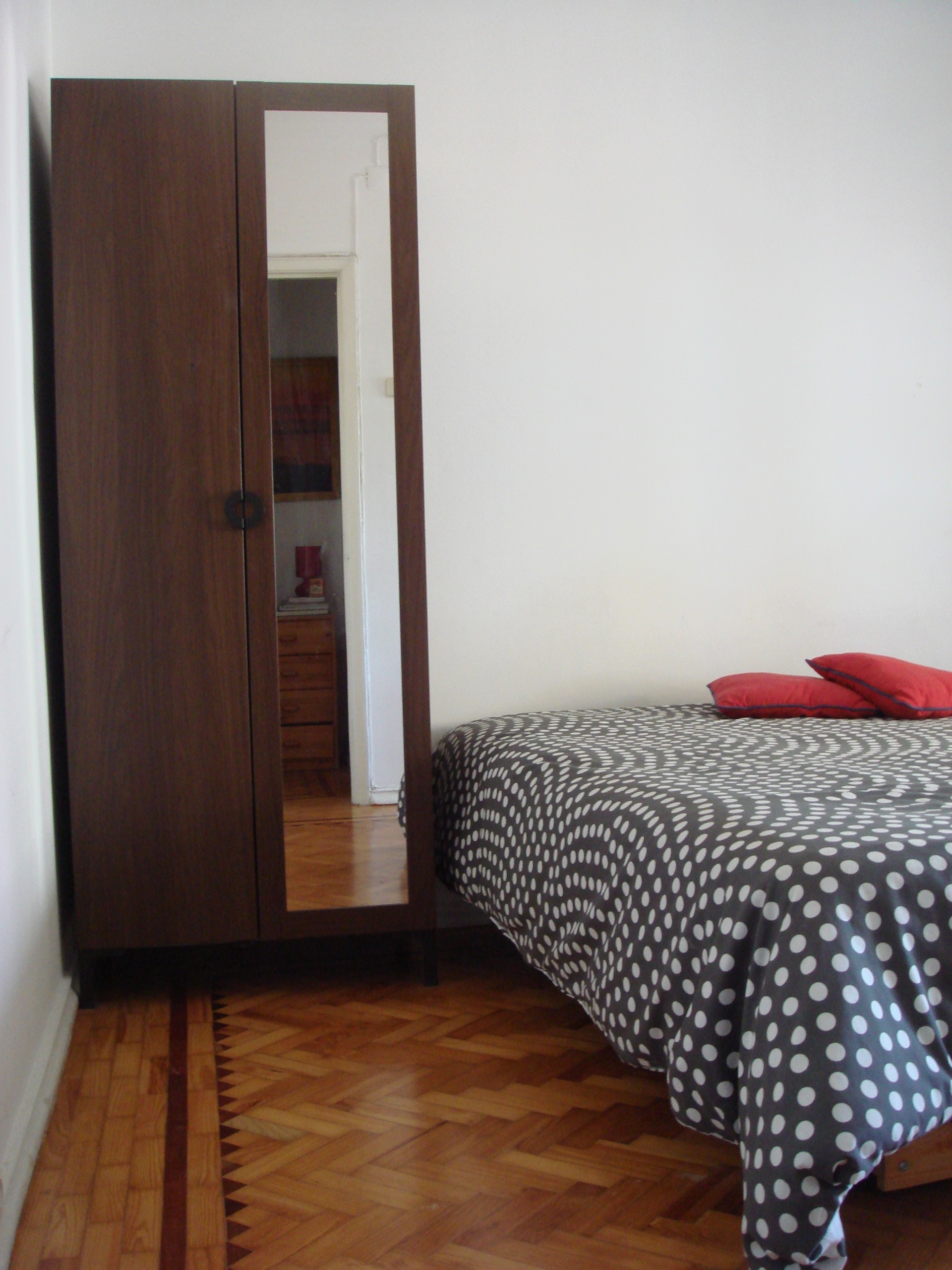 Single room with 12 m2 and 5 min walking to the Zoo metro station (blue line).