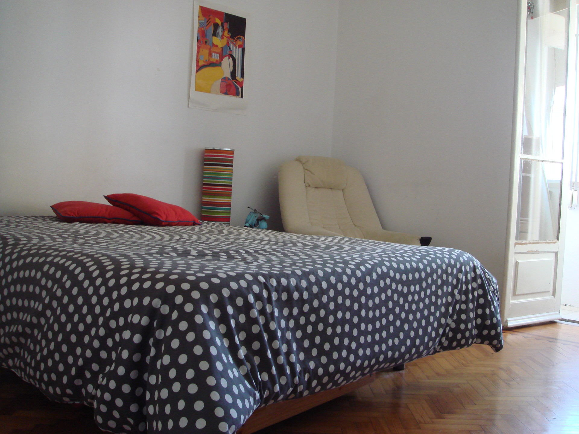 Single room with 12 m2 and 5 min walking to the Zoo metro station (blue line).