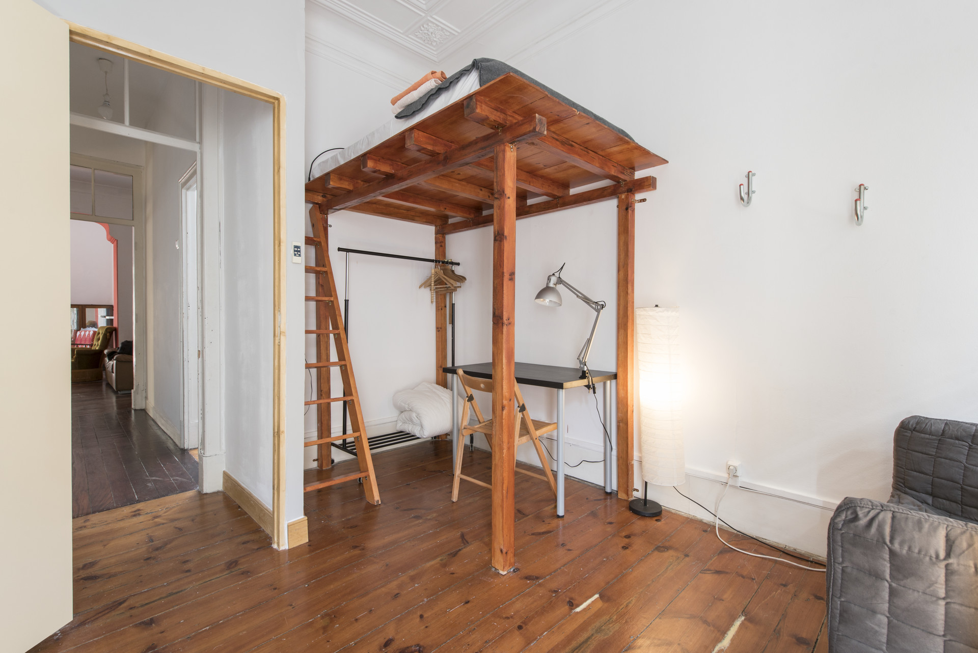 single room in awesome house with 7 rooms, living room with fire place and 2 terraces with barbecue.