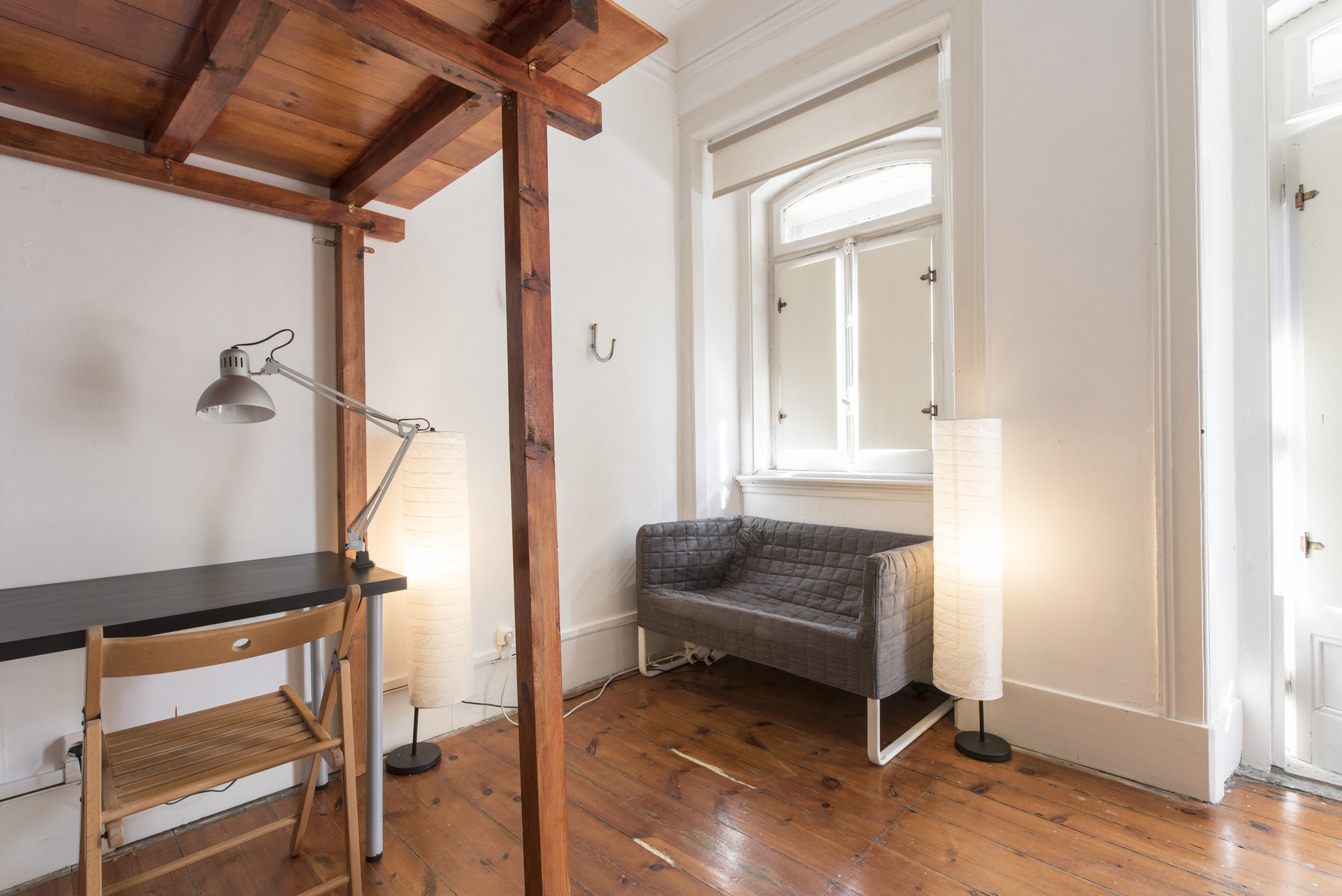 single room in awesome house with 7 rooms, living room with fire place and 2 terraces with barbecue.