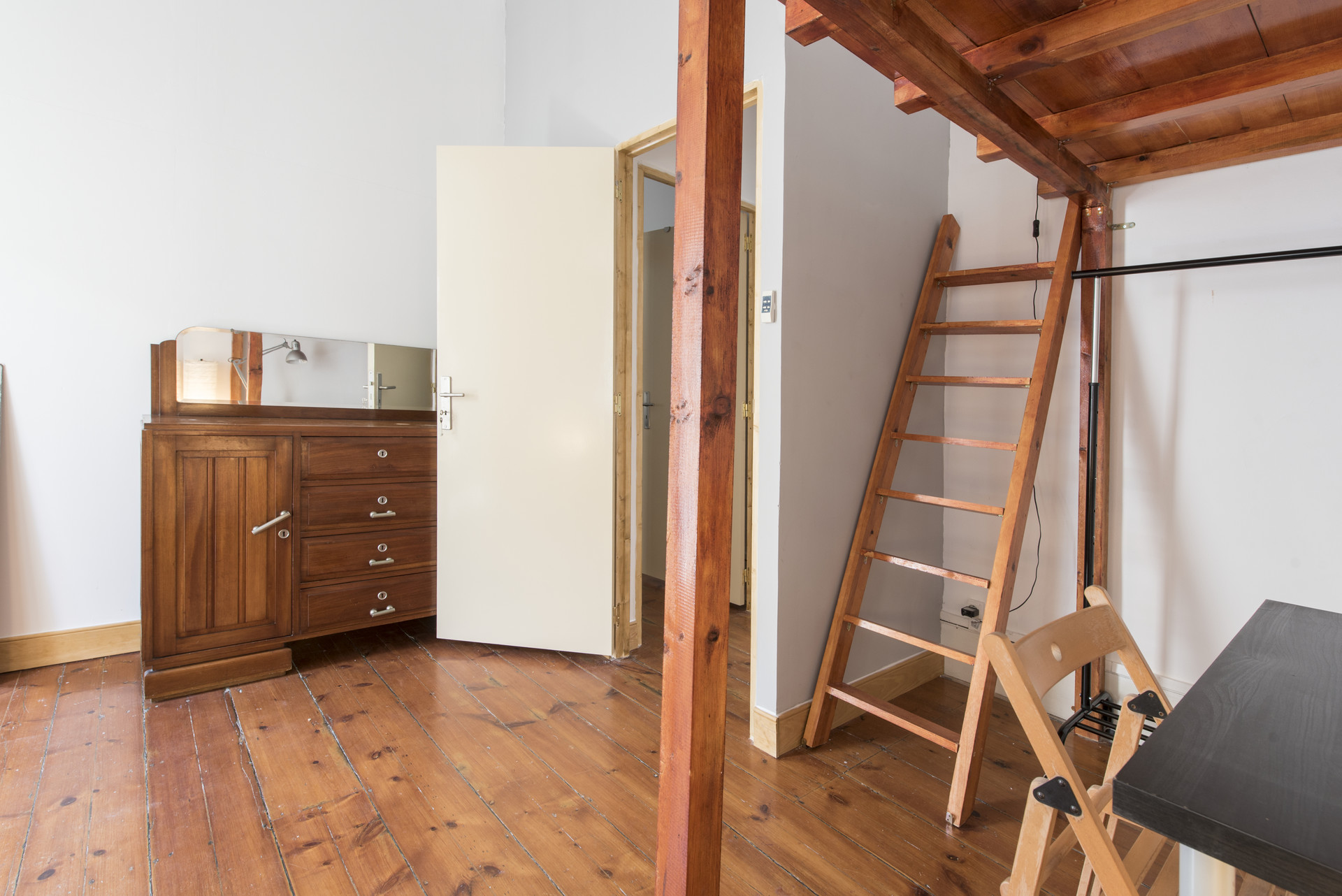 single room in awesome house with 7 rooms, living room with fire place and 2 terraces with barbecue.