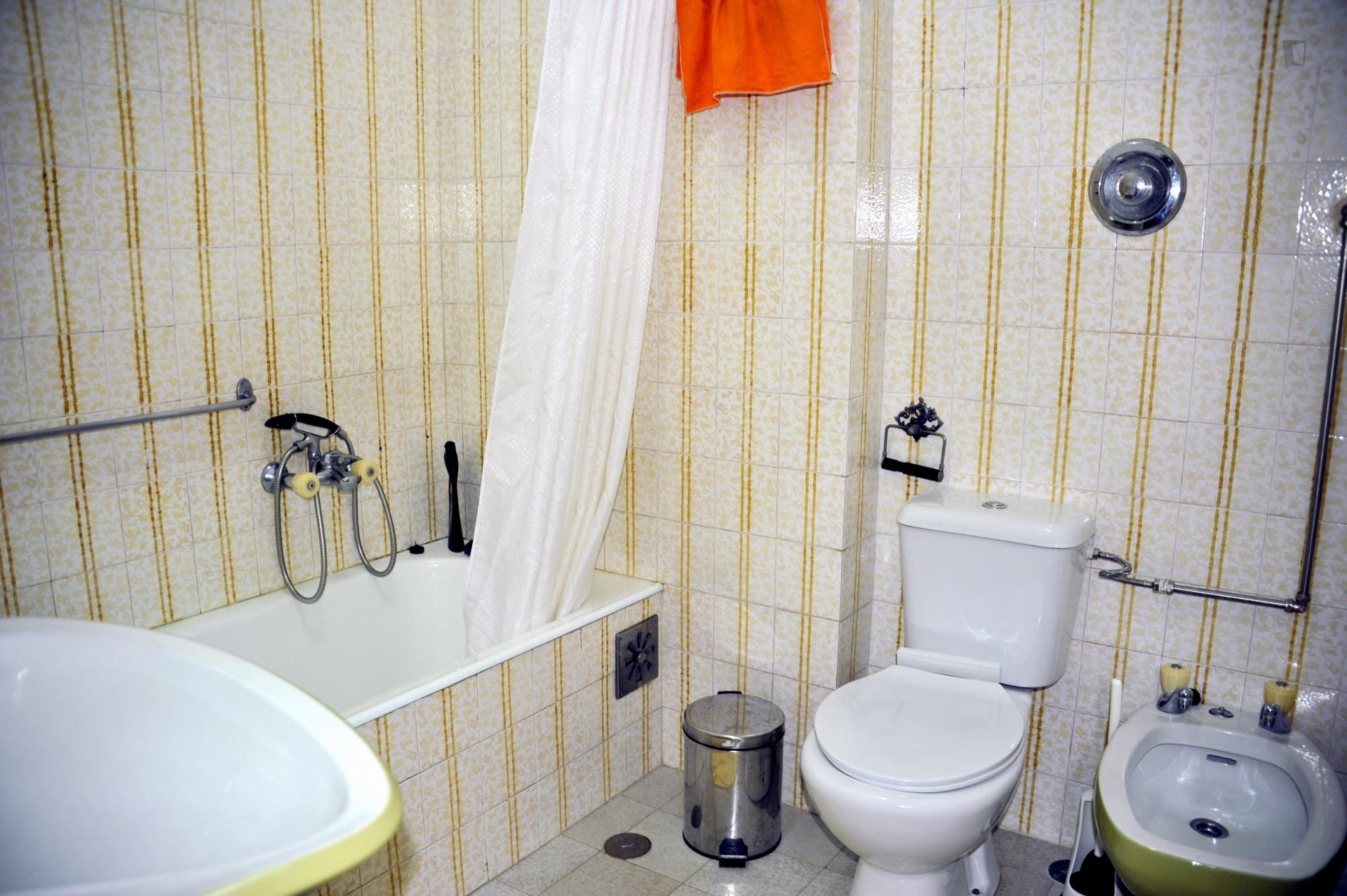 Single Room for Rent in Benfica / Alugo Quarto Individual Benfica