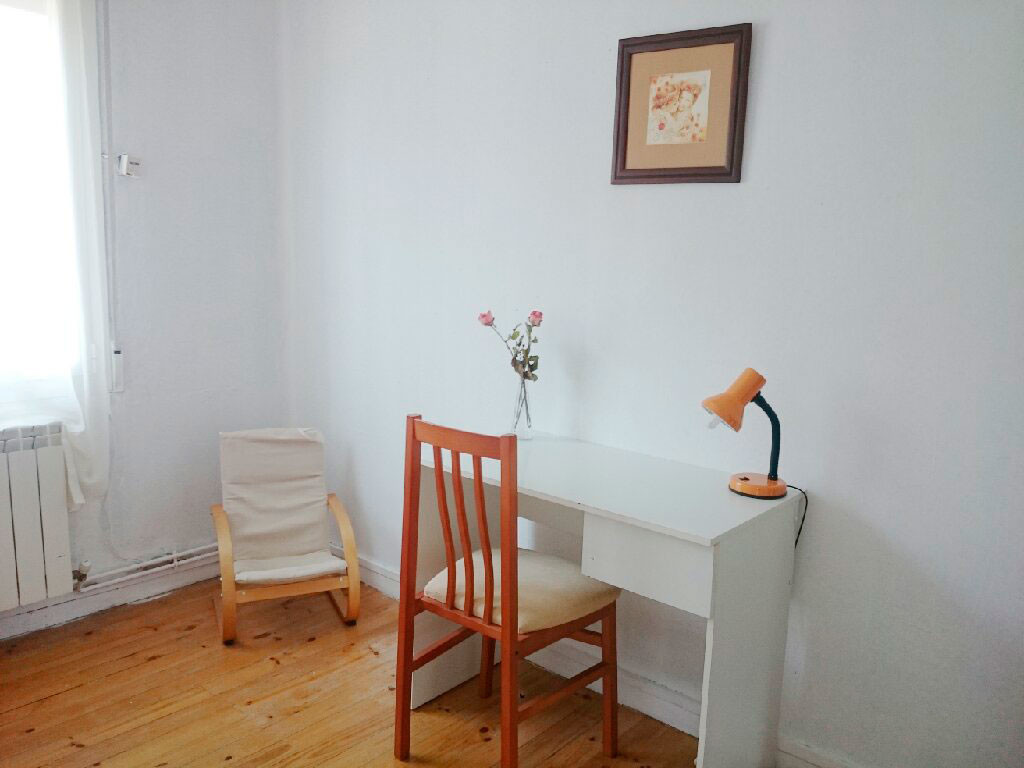 Solo chicas. Habitación amplia y acogedora con luz natural para