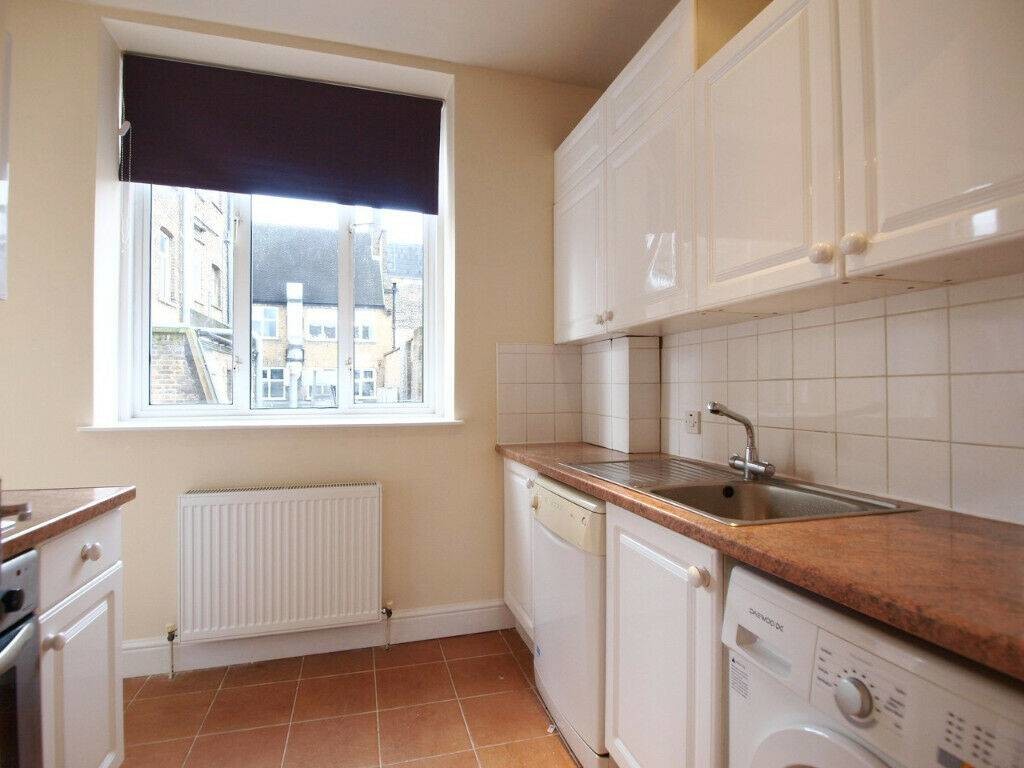 Spacious One Bedroom Flat Available For Rent in Camden London Room