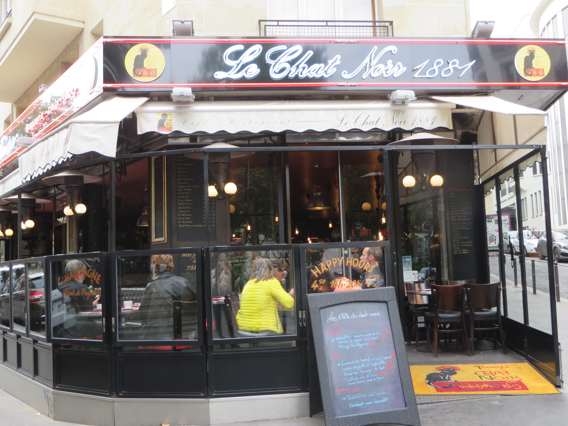 Cafe Le Chat Noir Cafe Cocktail Beer In Paris