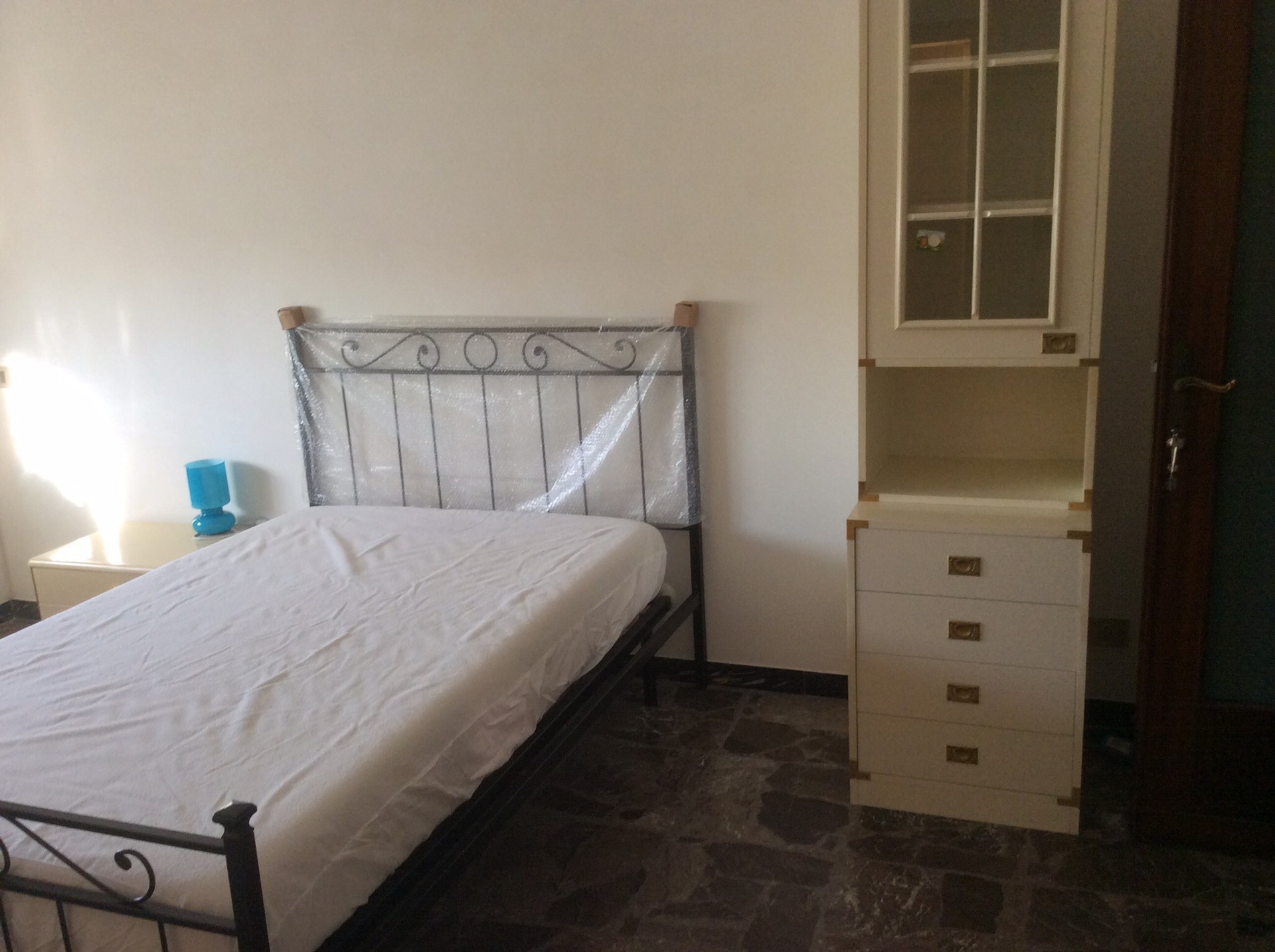 stanza bella e luminosa con bagno privato a roma