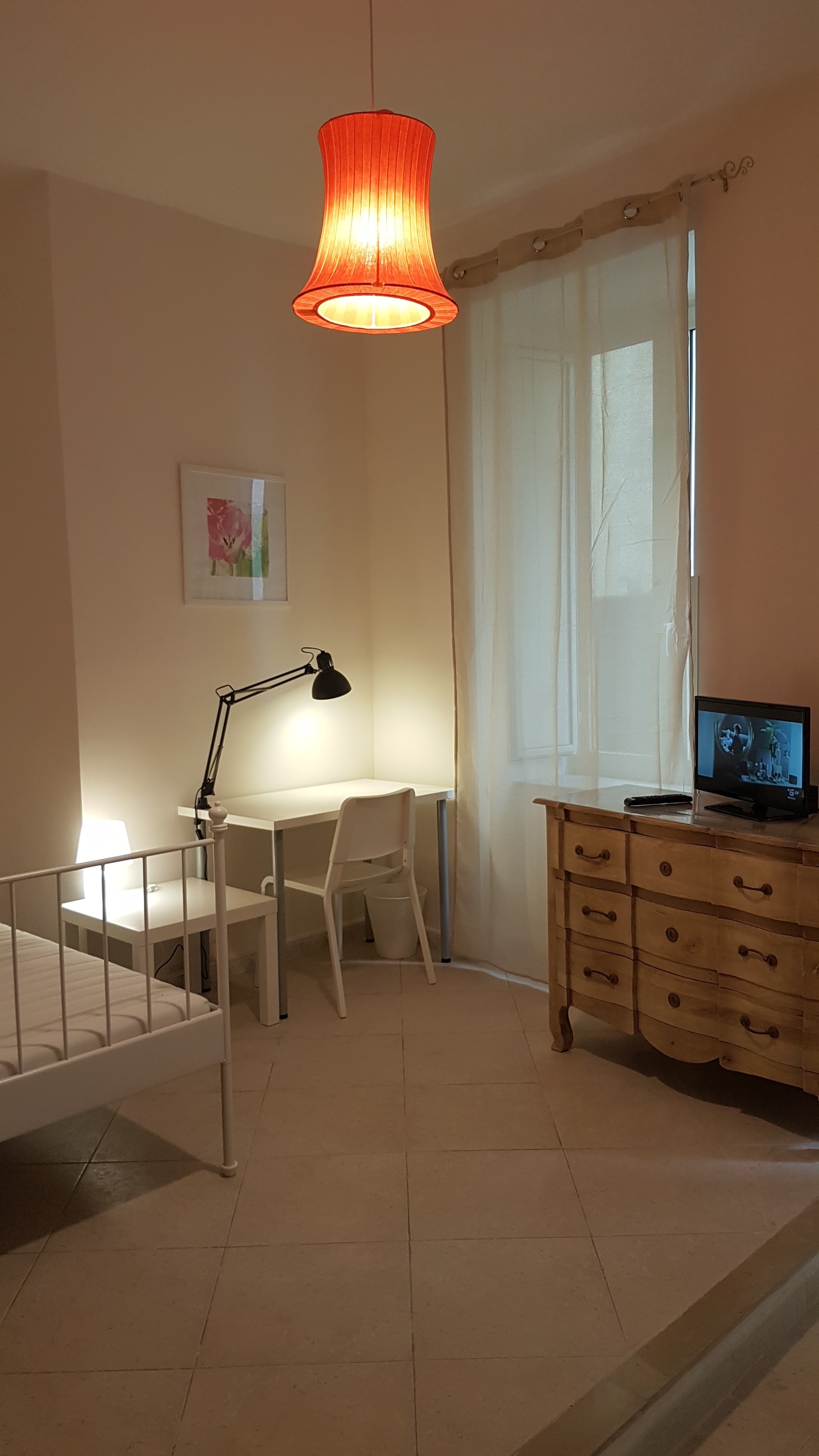 Room For Rent In 3 Bedroom Apartment In Naples With Storage Area