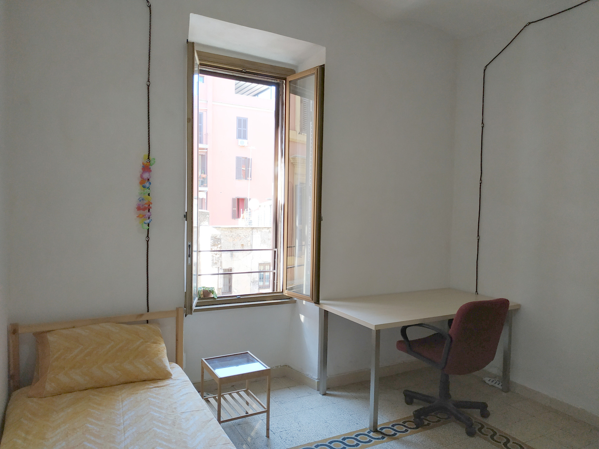 Stanza luminosa con letto singolo a due passi dall'università La