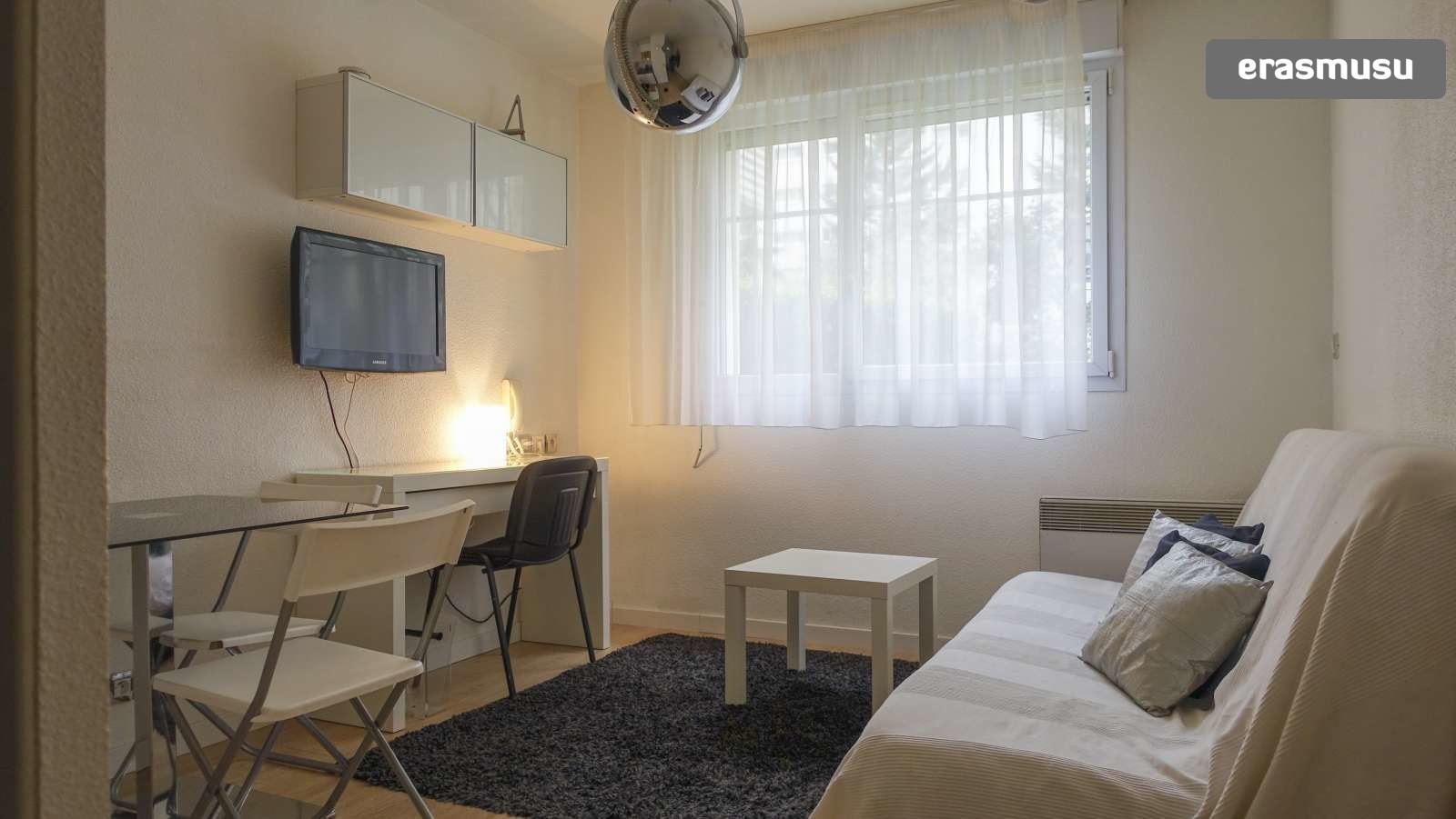 Studio apartment with gym for rent in Paris, close to the business