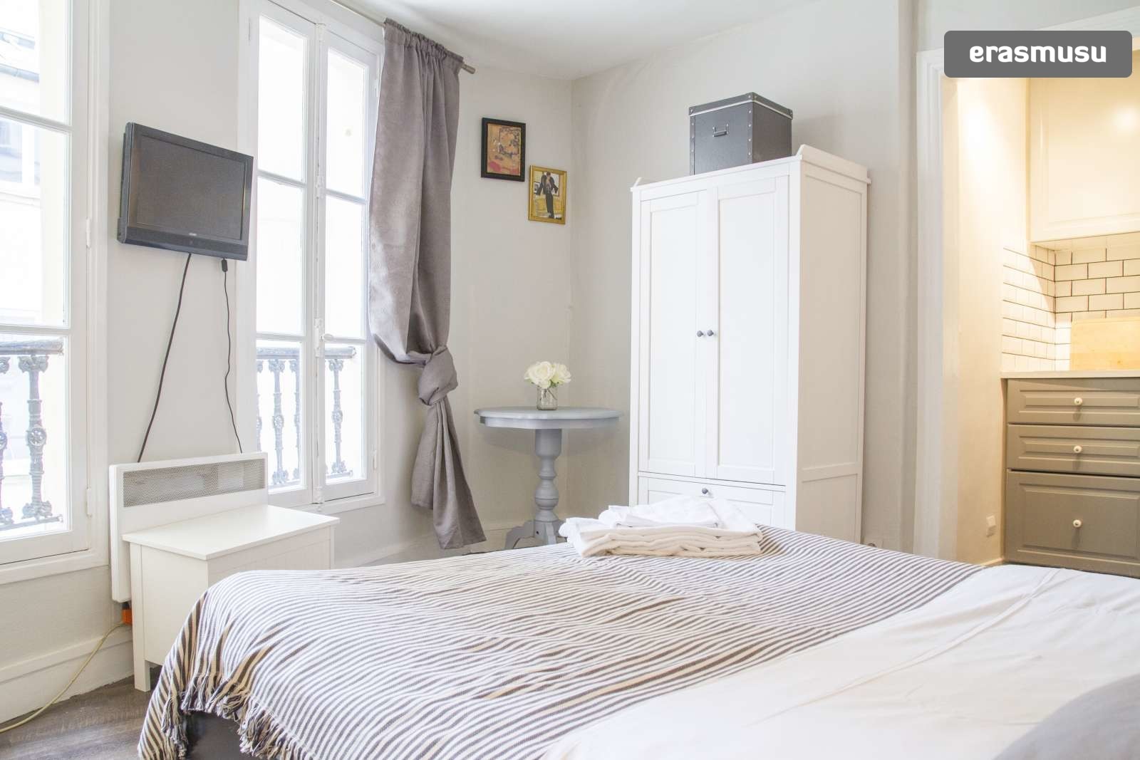 Stylish studio apartment for rent in the 5th arrondissement. Bail de 9/